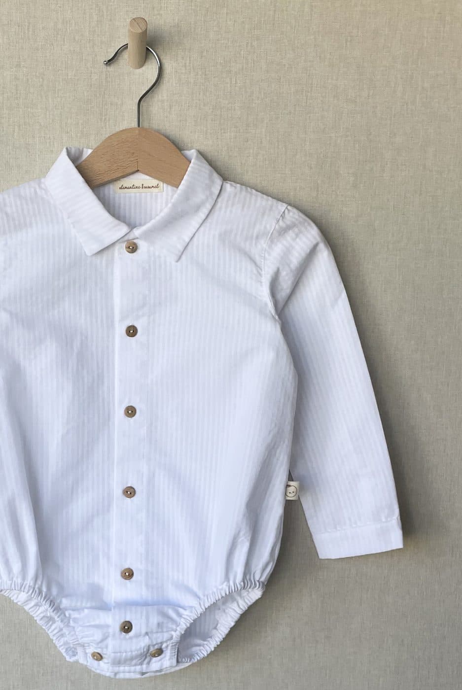 Body camisa branco num cabide