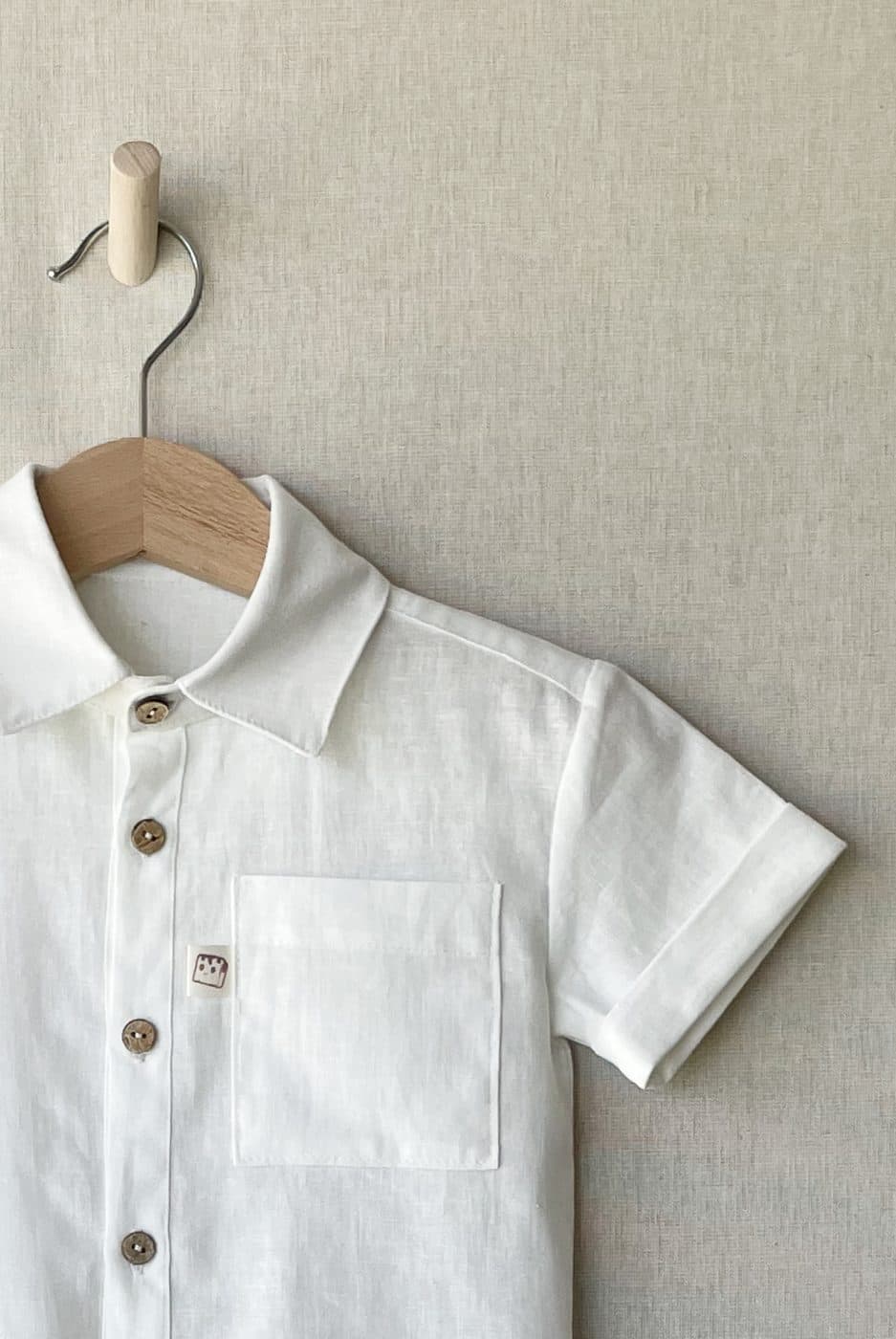 Camisa com bolso num cabide