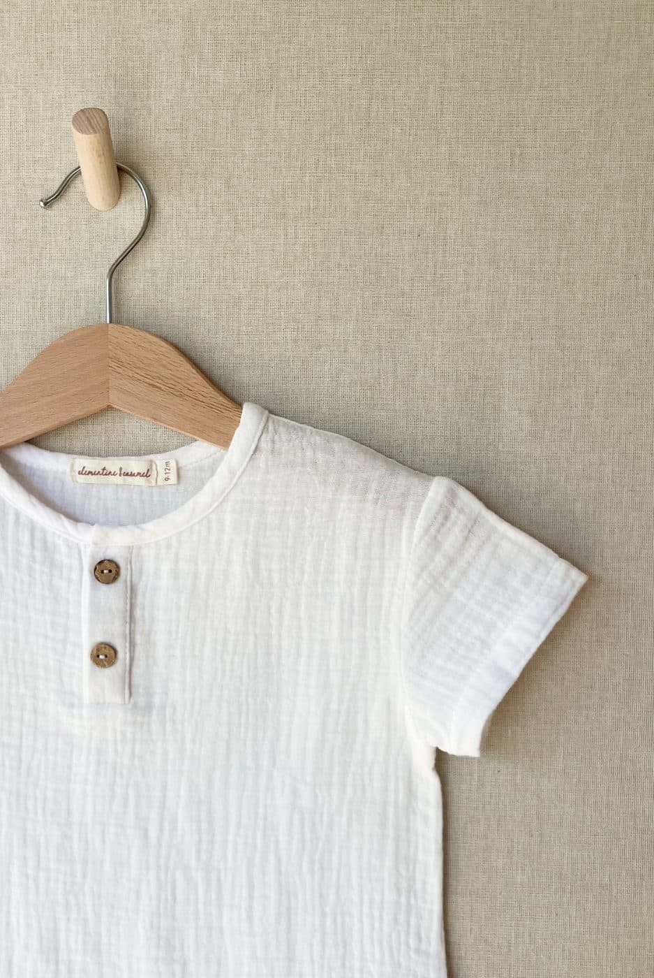 Camisa de linho branca num cabide